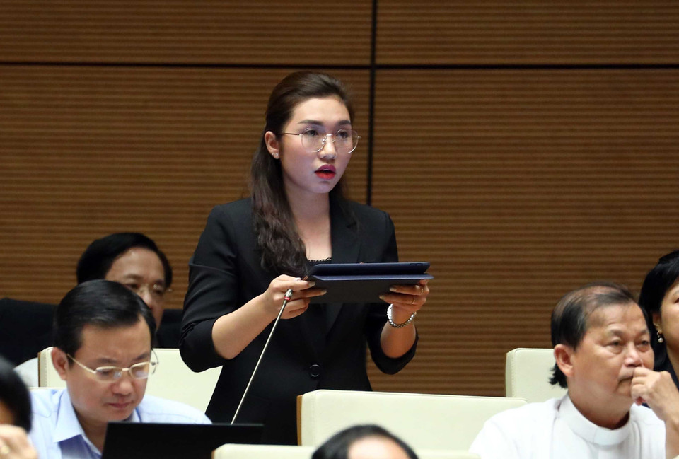 Đại biểu Quốc hội tỉnh Điện Biên Quàng Thị Nguyệt đặt câu hỏi chất vấn. (Ảnh: Phạm Kiên/TTXVN)