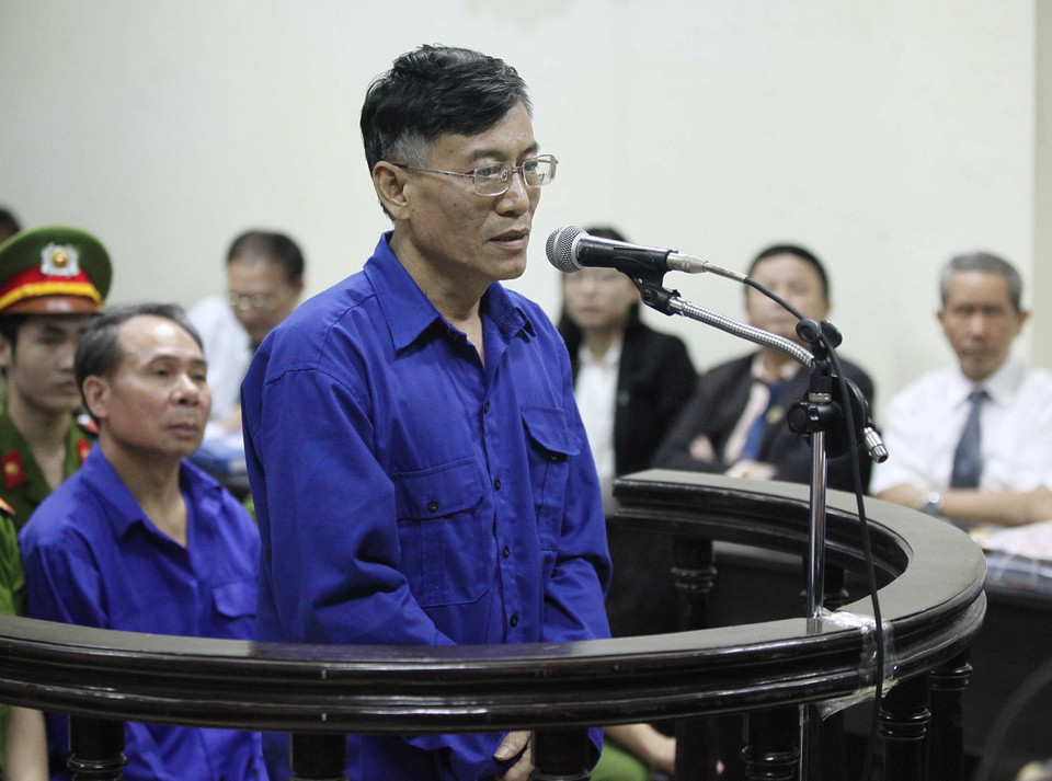 Bị cáo Mai Văn Khang, nguyên Phó tổng giám đốc công ty TNHH một thành viên vận tải viễn dương Vinashin thuộc Vinalines đứng trước vành móng ngựa nói lời sau cùng trước khi tòa tuyên án. (Ảnh: Doãn Tấn/TTXVN)