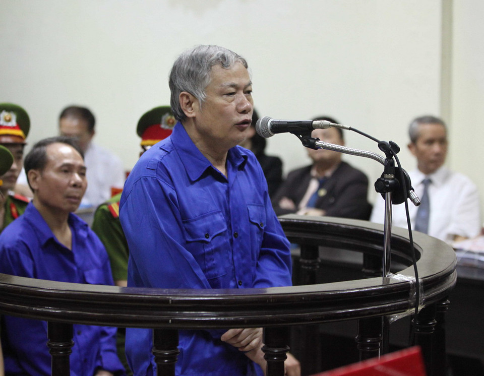 Bị cáo Trần Hữu Chiều, Nguyên phó tổng giám đốc Vinalines đứng trước vành móng ngựa nói lời sau cùng trước khi tòa tuyên án. (Ảnh: Doãn Tấn/TTXVN)