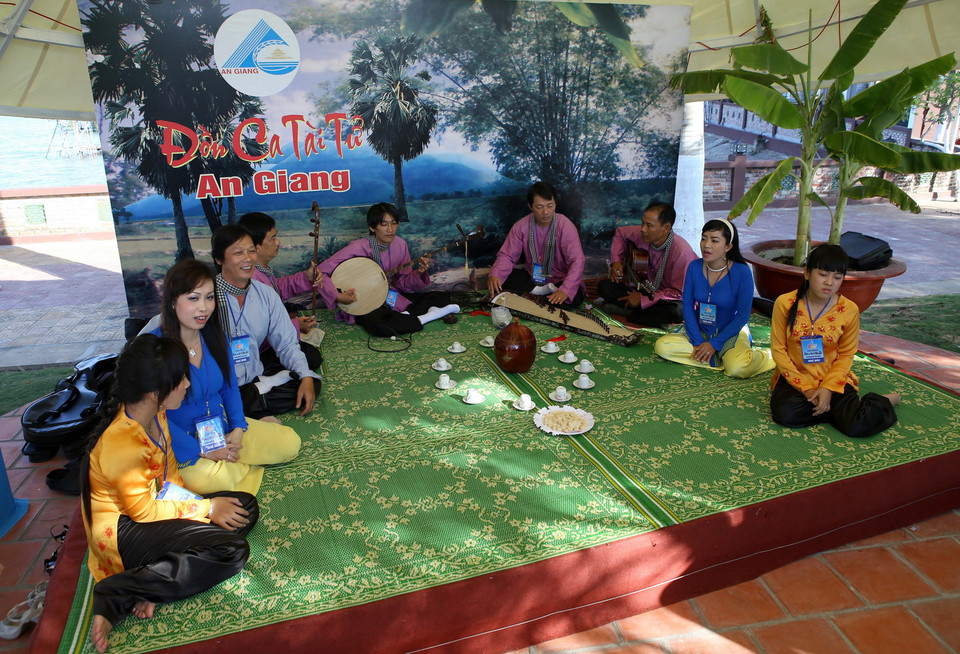 Biểu diễn đờn ca tài tử trong ngày khai mạc. (Ảnh: Duy Khương/TTXVN)