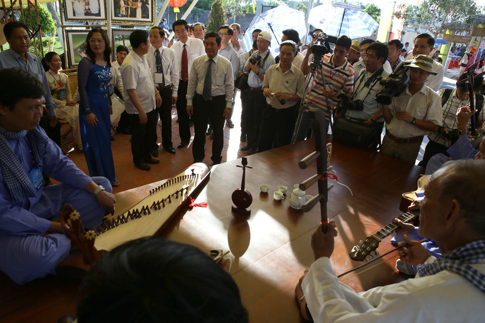 Không gian đờn ca tài tử ngày khai mạc. (Ảnh: Duy Khương/TTXVN)