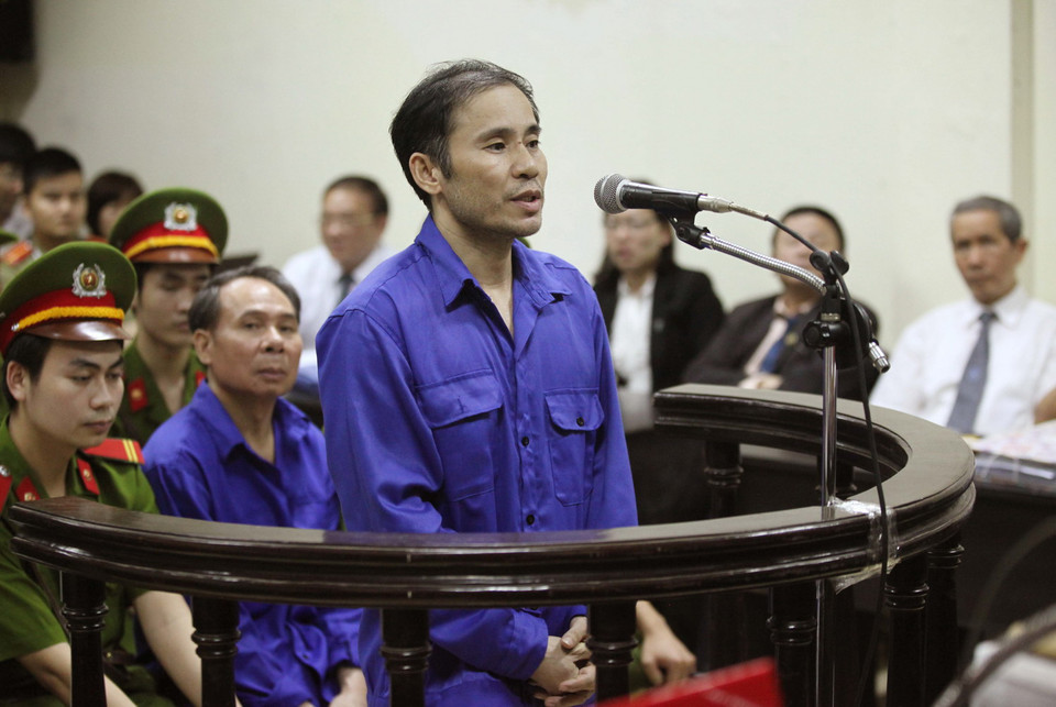 Bị cáo Lê Văn Dương, đăng kiểm viên Chi cục đăng kiểm số 6, Cục đăng kiểm Việt Nam đứng trước vành móng ngựa nói lời sau cùng trước khi tòa tuyên án. (Ảnh: Doãn Tấn/TTXVN)