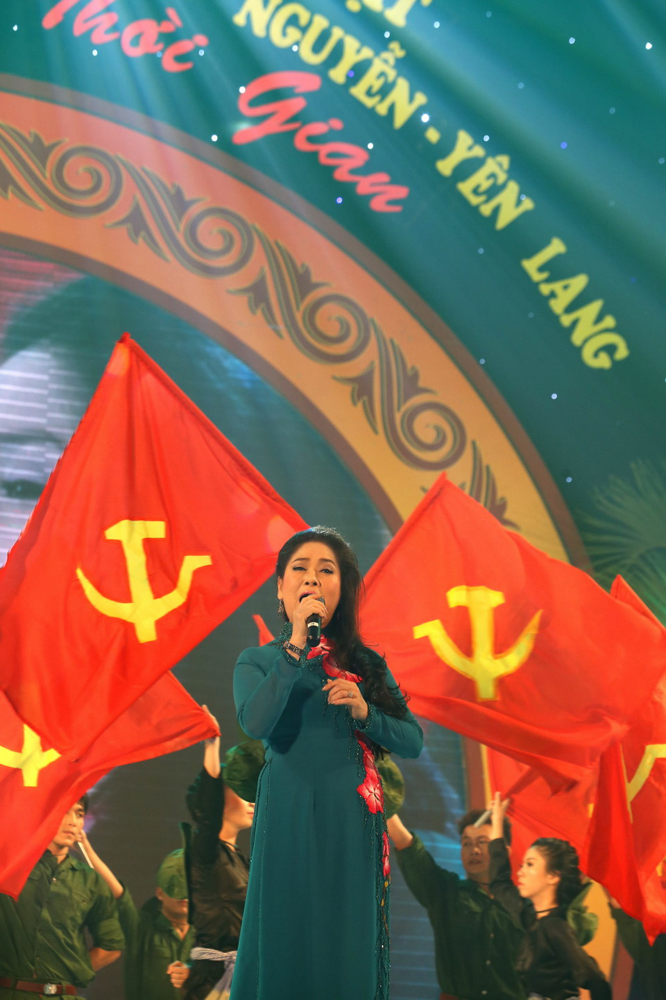 Tiết mục nghệ thuật trong chương trình tối 24/4. (Ảnh: Duy Khương/TTXVN)