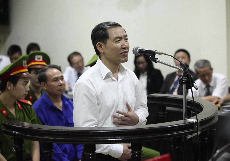 Bị cáo Dương Chí Dũng, nguyên Chủ tịch Hội đồng quản trị Vinalines đứng trước vành móng ngựa nói lời sau cùng trước khi tòa tuyên án. (Ảnh: Doãn Tấn/TTXVN)