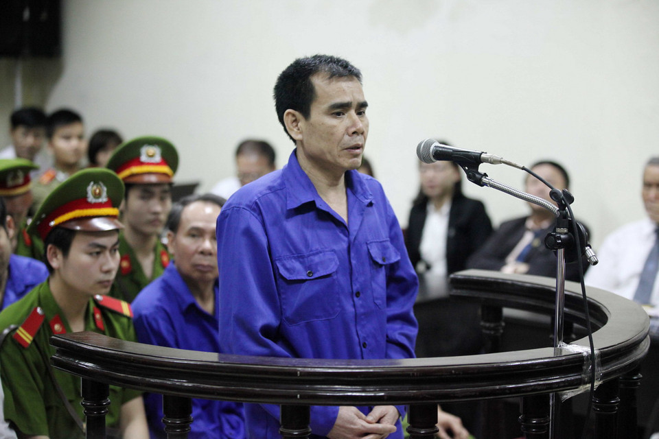 Bị cáo Lê Ngọc Triện, nguyên đội trưởng đội nghiệp vụ Chi cục hải quan Vân Phong đứng trước vành móng ngựa nói lời sau cùng trước khi tòa tuyên án. (Ảnh: Doãn Tấn/TTXVN)