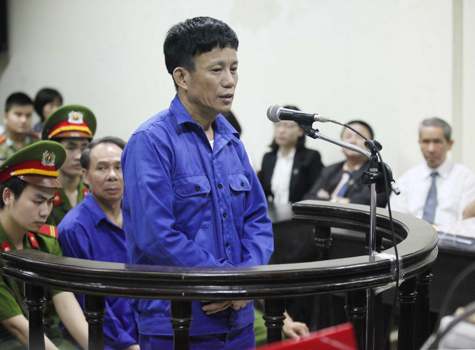 Bị cáo Lê Văn Lừng, nguyên cán bộ Chi cục hải quan Vân Phong, tỉnh Khánh Hòa, đứng trước vành móng ngựa nói lời sau cùng trước khi tòa tuyên án. (Ảnh: Doãn Tấn/TTXVN)