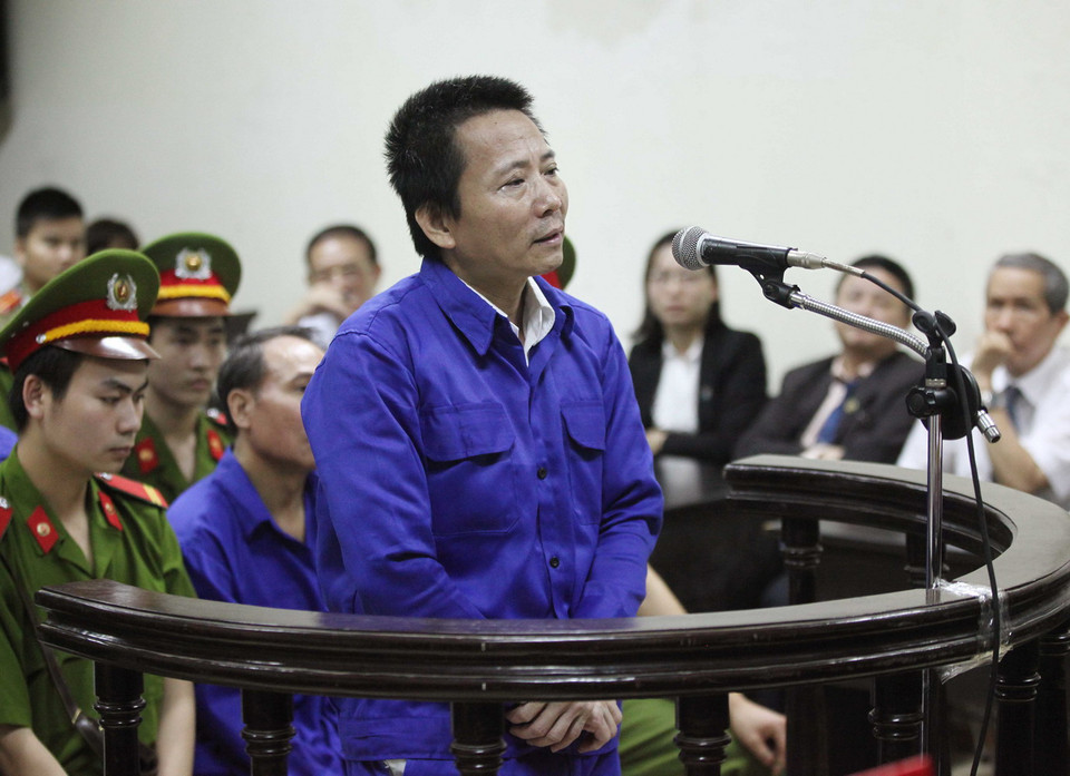 Bị cáo Huỳnh Hữu Đức, nguyên phó Chi cục trưởng Chi cục hải quan Vân Phong đứng trước vành móng ngựa nói lời sau cùng trước khi tòa tuyên án. (Ảnh: Doãn Tấn/TTXVN)