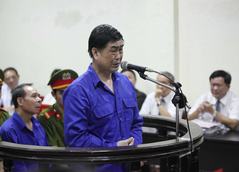 Bị cáo Trần Hải Sơn, nguyên Tổng giám đốc công ty TNHH sửa chữa tàu biển Vinalines đứng trước vành móng ngựa nói lời sau cùng trước khi tòa tuyên án. (Ảnh: Doãn Tấn/TTXVN)