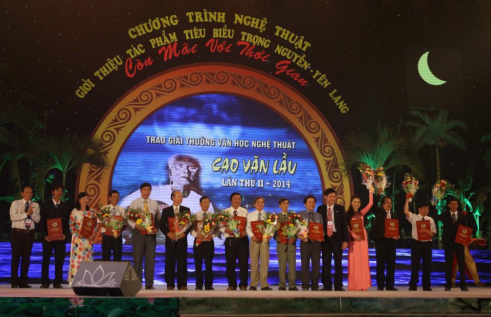 Trao giải thưởng văn học nghệ thuật Cao Văn Lầu lần hai tại chương trình tối 24/4. (Ảnh: Duy Khương/TTXVN)