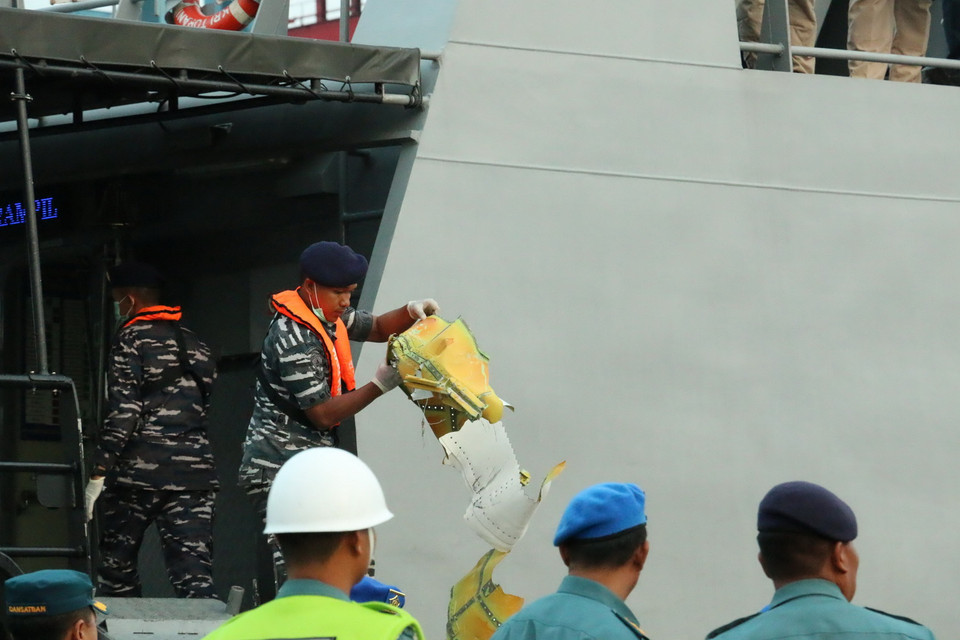 Vật thể nghi là mảnh vỡ của máy bay. (Ảnh: Đỗ Quyên/Vietnam+)