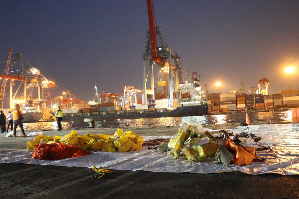 Chuyển các vật thể từ tàu lên bờ biển. (Ảnh: Đỗ Quyên/Vietnam+)