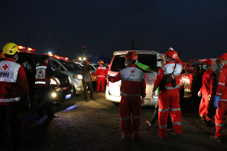 Xe của Hội Chữ thập Đỏ Indonesia chở thi thể nạn nhân đến Bệnh viện Cảnh sát Quốc gia tại Kramat Jati, Đông Jakarta. (Ảnh: Đỗ Quyên/Vietnam+)