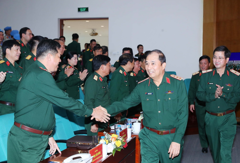 Thượng tướng Phùng Sĩ Tấn và các đại biểu dự hội nghị. (Ảnh: Trọng Đức/TTXVN)