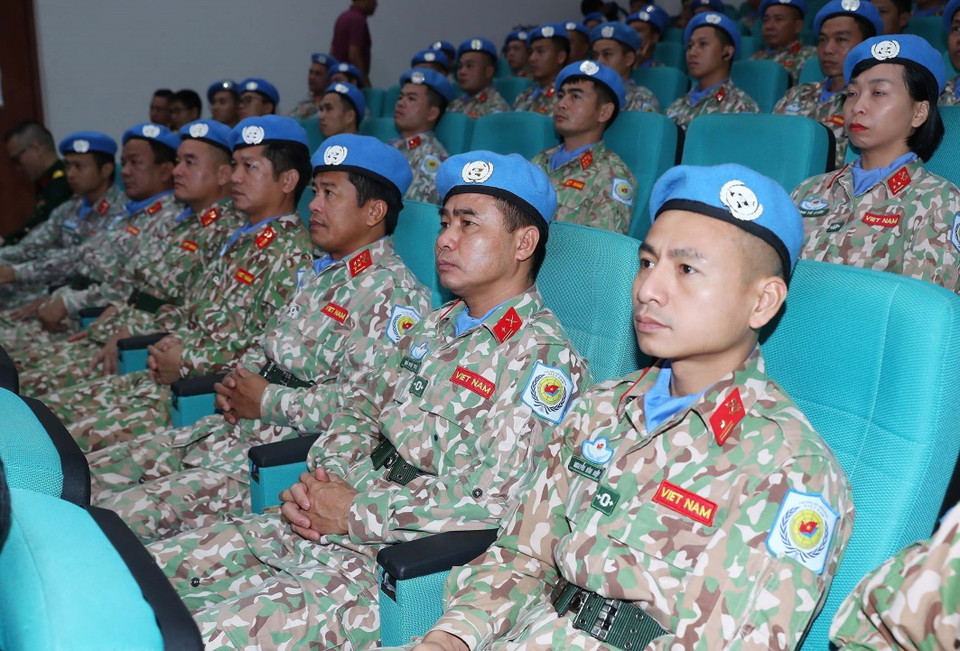 Các sỹ quan của Đội Công binh số 2 và Bệnh viện dã chiến cấp 2 số 5 dự hội nghị. (Ảnh: Trọng Đức/TTXVN)