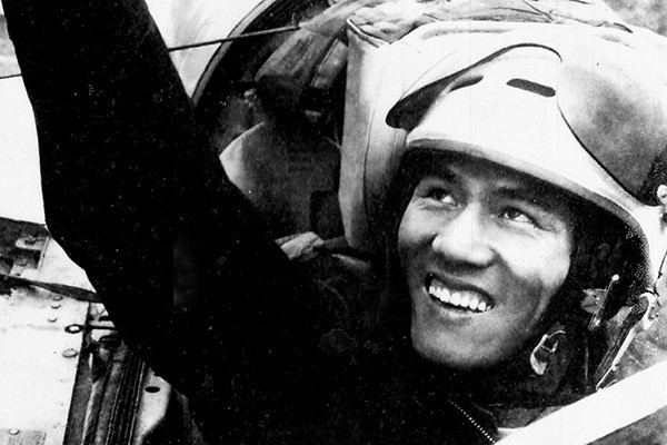 Thượng úy Phạm Tuân, Trung đoàn 921 Sao Đỏ, Sư đoàn Không quân 371 là người đầu tiên lái máy bay MiG-21 bắn tan xác B-52 Mỹ, đêm 27/12/1972. (Ảnh: Tư liệu/TTXVN phát)