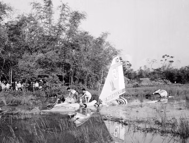 Xác máy bay Mỹ bị quân và dân Hà Nội bắn rơi, tháng 12/1972. (Ảnh: TTXVN)
