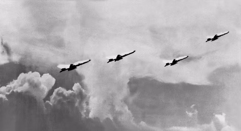 Máy bay MiG-21 xuất kích tiêu diệt máy bay địch. Trong trận 12 ngày đêm 1972, đã có 2 chiếc B-52 bị máy bay tiêm kích MiG-21 bắn hạ, trong đó 1 chiếc do phi công-Anh hùng Phạm Tuân bắn rơi tại chỗ. (Ảnh: Tư liệu TTXVN)