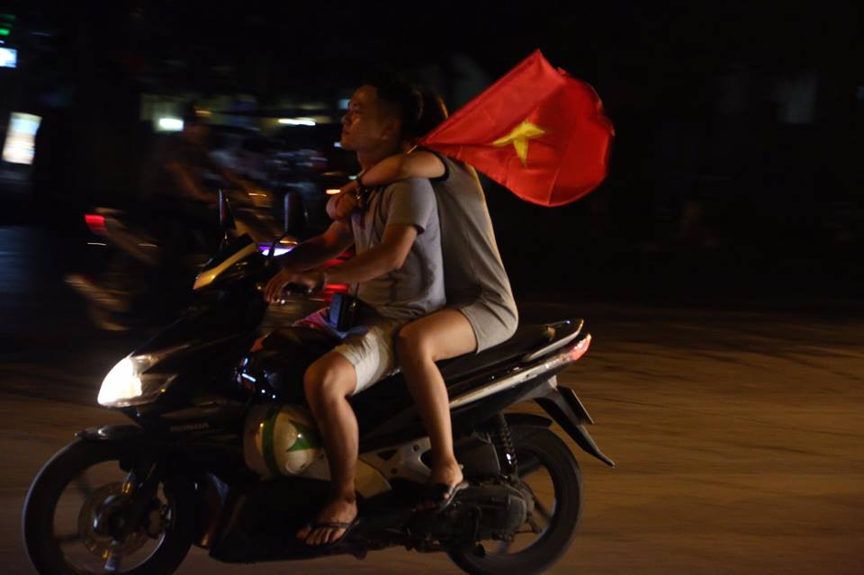 Hàng nghìn cổ động viên đã đổ về khu vực Hồ Gươm, 'trái tim' của cả nước để ăn mừng chiến thắng lịch của thầy trò ông Park Hang-seo tại Asiad 2018. (Ảnh: Minh Sơn/Vietnam+)