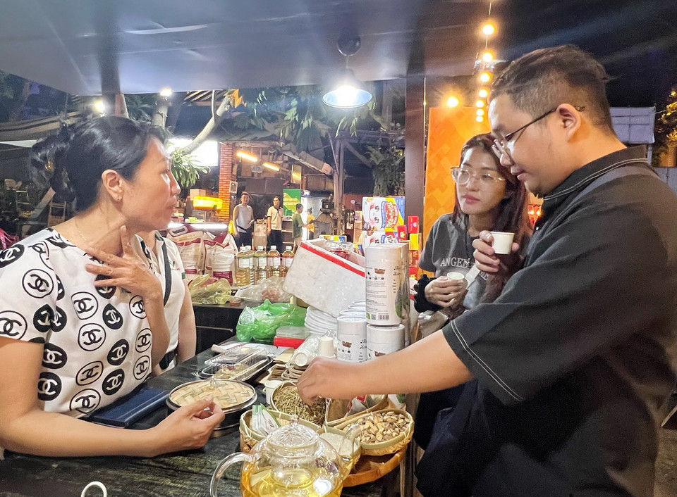 Du khách tham quan, trải nghiệm sản phẩm tại phố ẩm thực Phan Xích Long, quận Phú Nhuận. (Ảnh: Thu Hương/TTXVN)