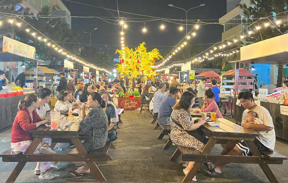Khu vực theo dãy dài để phục vụ người dân tại phố ẩm thực Phan Xích Long, quận Phú Nhuận. (Ảnh: Thu Hương/TTXVN)