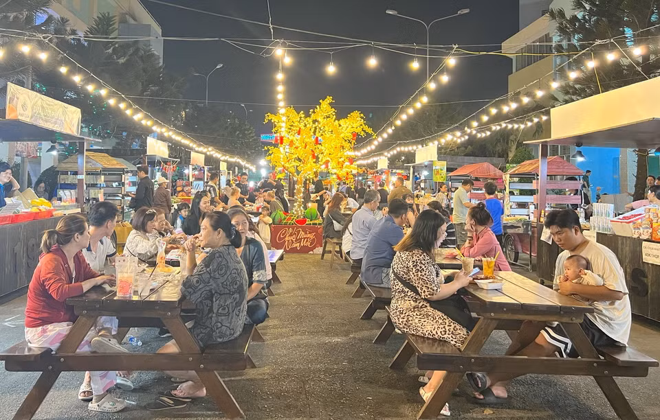 Khu vực theo dãy dài để phục vụ người dân tại phố ẩm thực Phan Xích Long, quận Phú Nhuận. (Ảnh: Thu Hương/TTXVN)