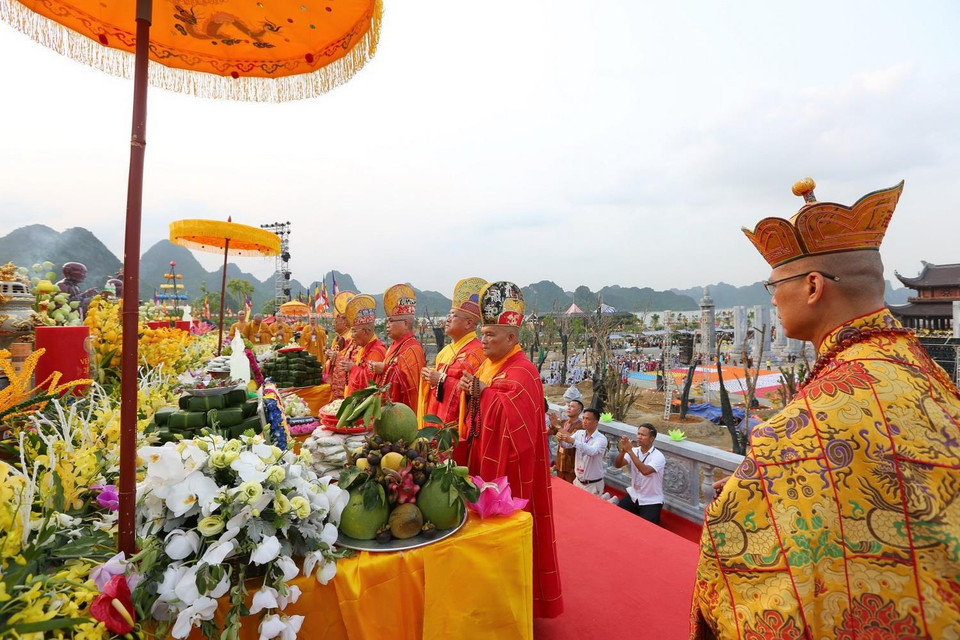Các hòa thượng, sư tăng dự Lễ cầu nguyện Quốc thái dân an. (Ảnh: Thành Đạt/TTXVN)
