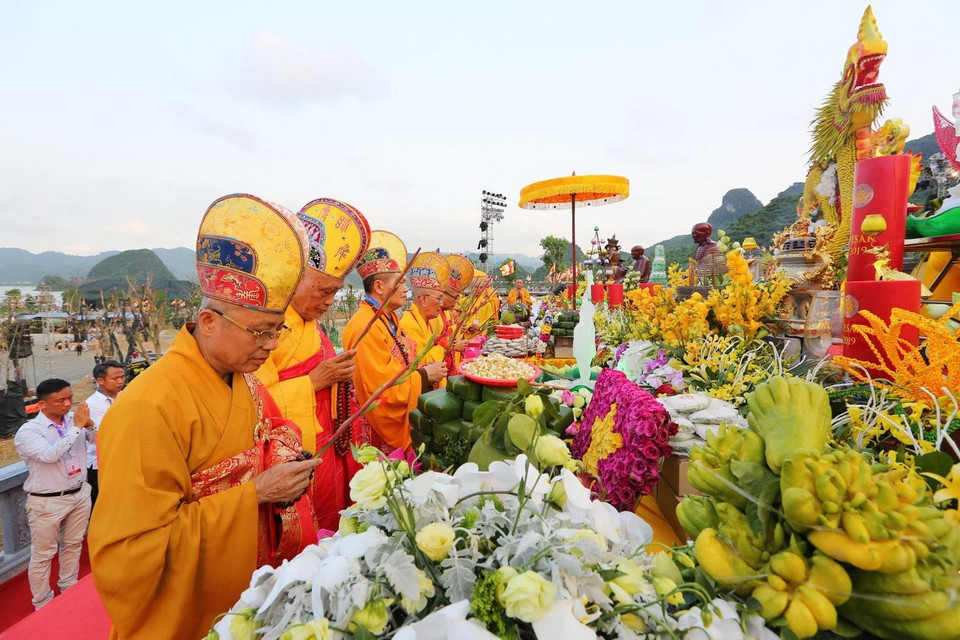 Các hòa thượng, sư tăng dự Lễ cầu nguyện Quốc thái dân an. (Ảnh: Thành Đạt/TTXVN)