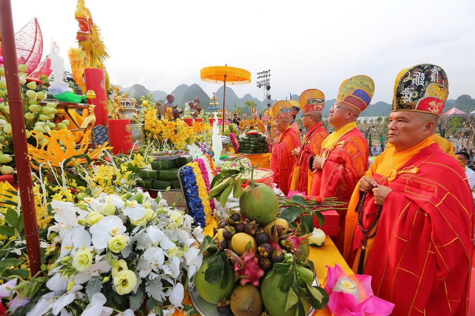 Các hòa thượng, sư tăng dự Lễ cầu nguyện Quốc thái dân an. (Ảnh: Thành Đạt/TTXVN)