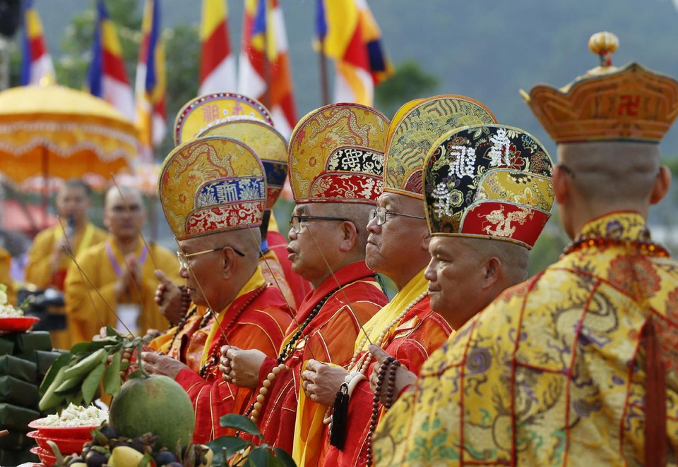 Trong chương trình Đại lễ Phật đản Liên hợp quốc lần thứ 16 - Vesak 2019, chiều 13/5, tại Trung tâm Văn hóa Phật giáo Tam Chúc, huyện Kim Bảng, tỉnh Hà Nam, đông đảo tăng, ni, Phật tử tham dự nghi lễ cầu nguyện Quốc thái dân an. (Ảnh: LÂm Khánh/TTXVN)