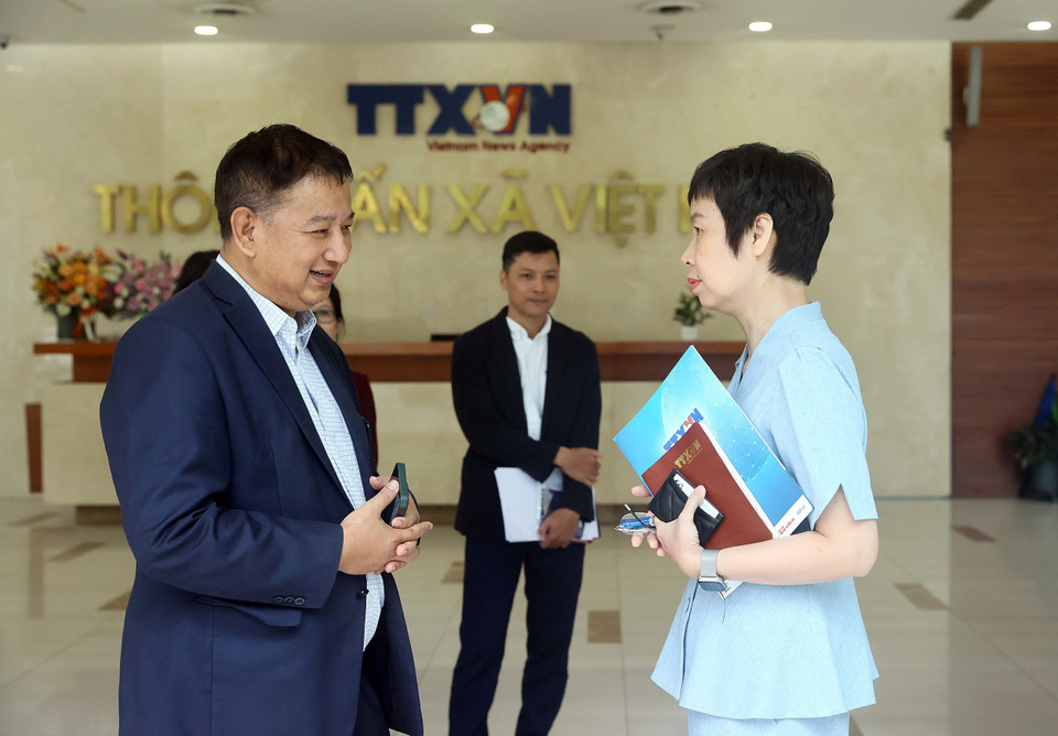 Tổng Giám đốc Thông tấn xã Việt Nam Vũ Việt Trang và Chủ tịch Hội đồng Báo chí quốc gia Thái Lan Chavarong Limpattamapanee trao đổi. (Ảnh: An Đăng/TTXVN)