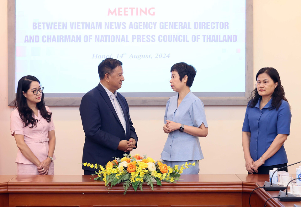 Tổng Giám đốc Thông tấn xã Việt Nam Vũ Việt Trang và Chủ tịch Hội đồng Báo chí quốc gia Thái Lan Chavarong Limpattamapanee trao đổi bên lề buổi tiếp. (Ảnh: An Đăng/TTXVN)