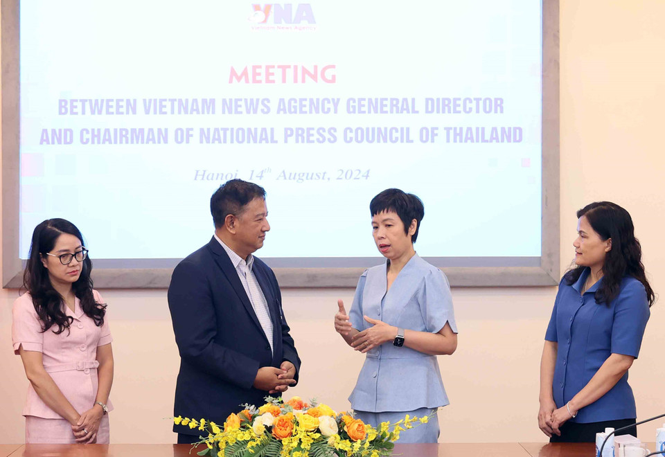 Tổng Giám đốc Thông tấn xã Việt Nam Vũ Việt Trang và Chủ tịch Hội đồng Báo chí quốc gia Thái Lan Chavarong Limpattamapanee trao đổi bên lề buổi tiếp. (Ảnh: An Đăng/TTXVN)