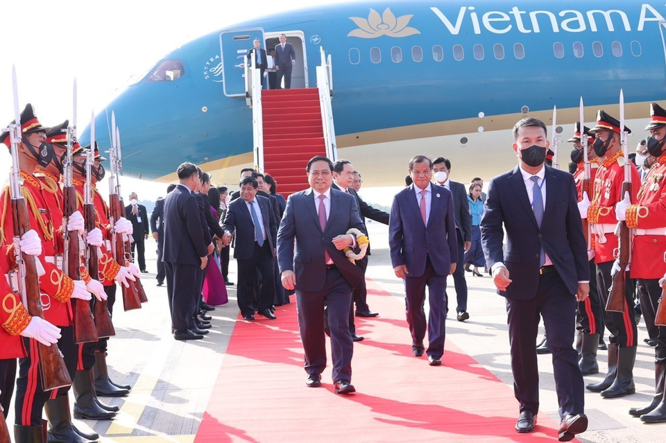 Lễ đón Thủ tướng Phạm Minh Chính tại sân bay quốc tế Phnom Penh. (Ảnh: Dương Giang/TTXVN)