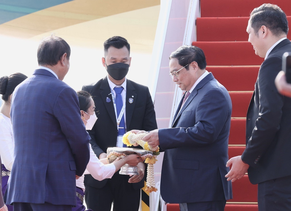 Thủ tướng Phạm Minh Chính nhận vòng hoa tại sân bay quốc tế Phnom Penh. (Ảnh: Dương Giang/TTXVN)