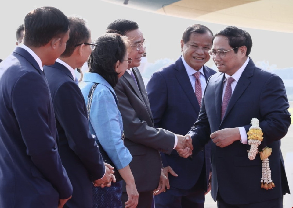 Các quan chức Campuchia đón Thủ tướng Phạm Minh Chính tại sân bay quốc tế Phnom Penh. (Ảnh: Dương Giang/TTXVN)