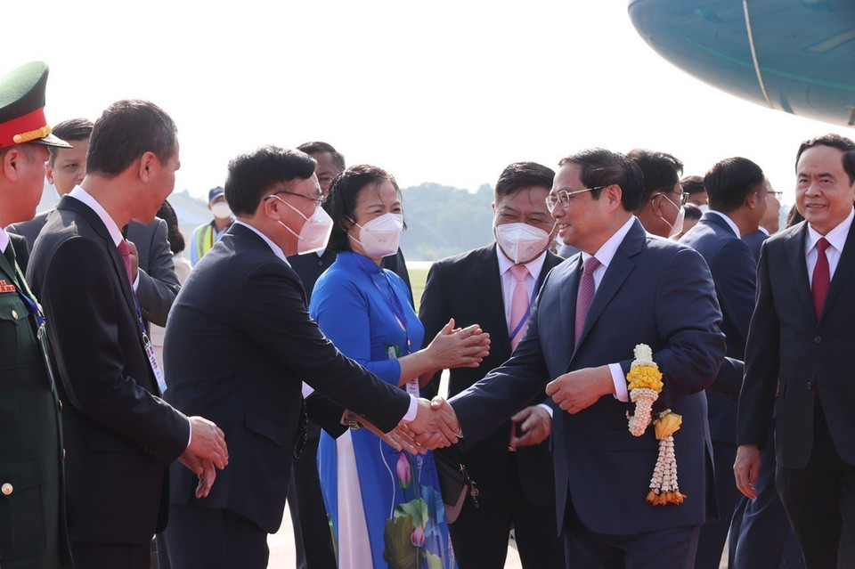  Thủ tướng Phạm Minh Chính tại sân bay quốc tế Phnom Penh. (Ảnh: Dương Giang/TTXVN)