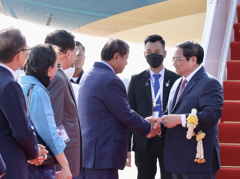 Quan chức cấp cao Campuchia đón Thủ tướng Phạm Minh Chính tại sân bay quốc tế Phnom Penh. (Ảnh: Dương Giang/TTXVN)