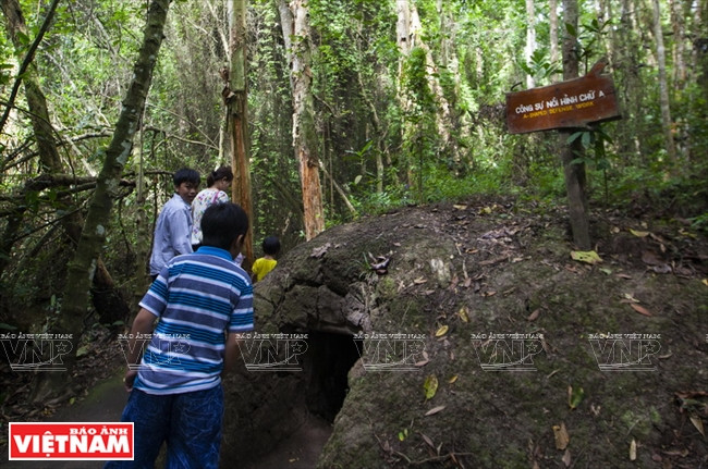 Nhiều bạn trẻ đến tham quan, tìm hiểu những hiện vật, công sự tại Khu di tích Xẻo Quít. (Nguồn: Báo Ảnh Việt Nam/Vietnam+)