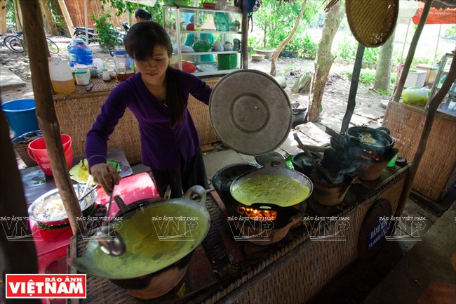Những món ăn đặc sản miền Tây phục vụ khách tham quan tại khu ẩm thực Xẻo Quít. (Nguồn: Báo Ảnh Việt Nam/Vietnam+)