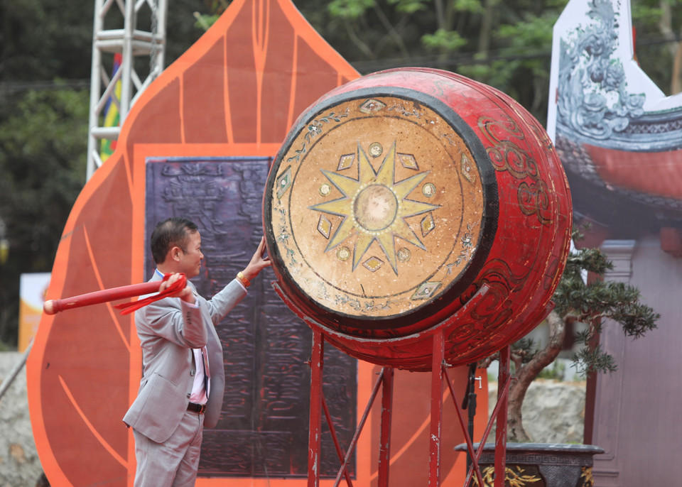 Đại diện lãnh đạo huyện Việt Yên đánh trống khai hội. (Ảnh: Danh Lam/TTXVN)