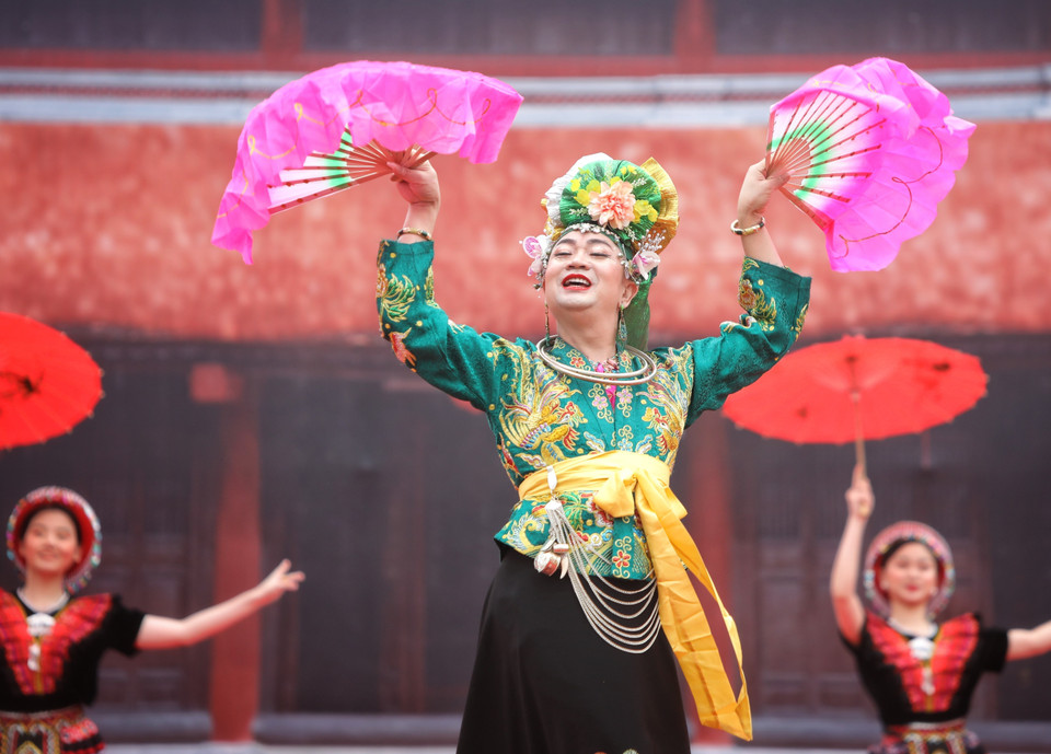 Tiết mục biểu diễn văn nghệ tại buổi lễ. (Ảnh: Danh Lam/TTXVN)