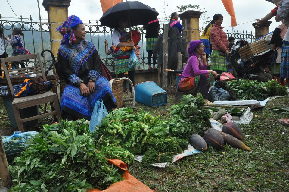 Chợ quê xã Nà Hẩu với nhiều sản vật phong phú do người Mông xã Nà Hầu tự nuôi trồng, sản xuất, thu hút đông đảo người dân bản địa và du khách tham dự Lễ hội Tết rừng đến tham quan, mua sắm. (Ảnh: Việt Dũng/TTXVN)