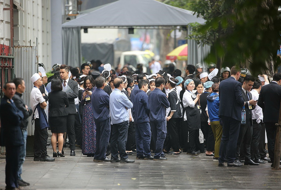Nhân viên khách sạn Metropole dời ra bên ngoài khu vực cổng phụ trên phố Lý Thái Tổ theo yêu cầu của đoàn Triều Tiên. (Ảnh: Dương Giang/TTXVN)