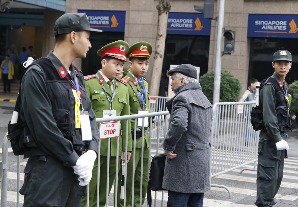 Lực lượng an ninh lập hàng rào phong tỏa lối vào khu vực cổng chính khách sạn Metropole ngay từ ngã tư Ngô Quyền-Tràng Tiền. (Ảnh: Lâm Khánh/TTXVN)