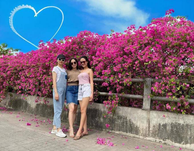 Hè sang, dưới những ánh nắng vàng tươi và bầu trời xanh ngắt, những cánh hoa giấy căng phồng rực rỡ. Địa điểm được nhiều người tập trung chụp ảnh nhất khoảng thời gian này là cầu Bắc Hưng Hải, cầu Thủy Tiên. Cả hai cây cầu đều ngập trong sắc tím của hoa giấy.