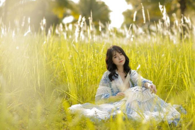 Những cánh đồng cỏ lau trắng muốt như bông, trải thảm dọc lối dạo bộ. Chỉ cần làn gió nhẹ đi qua, những cánh đồng hoa đung đưa trước gió, bồng bềnh tựa mây bay.