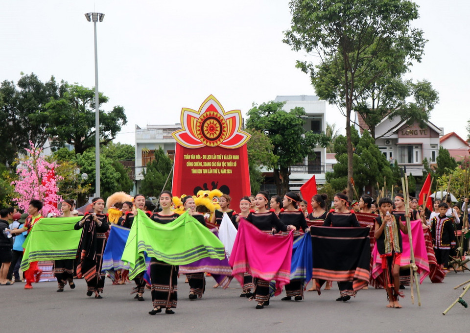 Các nghệ nhân, nghệ sỹ, học sinh và đồng bào các dân tộc thiểu số đã diễu hành qua các tuyến đường chính như Công viên giọt nước, Phan Đình Phùng, Trần Hưng Đạo, Trần Phú và kết thúc tại Công viên Quang Trung. (Ảnh: Cao Nguyên/TTXVN)