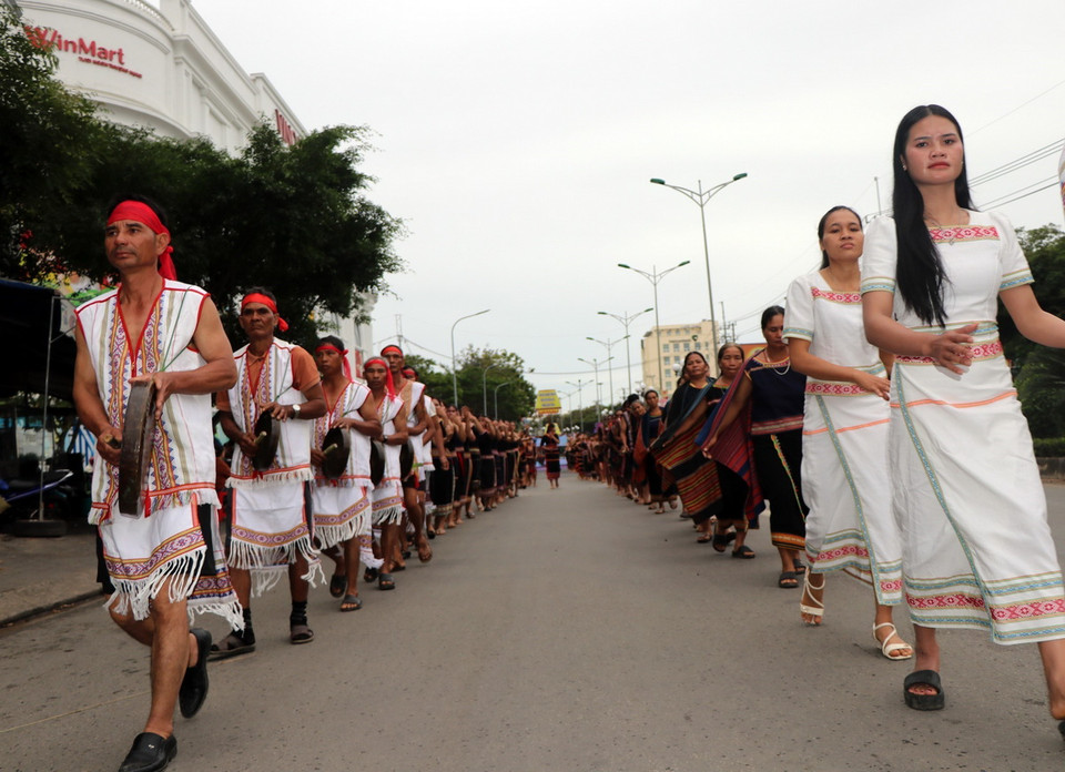 Hơn 1.000 nghệ nhân đến từ các huyện, thành phố trên địa bàn tỉnh diễu hành qua các con phố chính của thành phố Kon Tum. (Ảnh: Cao Nguyên/TTXVN)