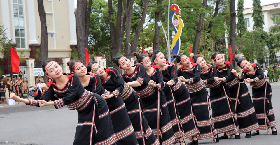 Tiết mục múa cùng trang phục dân tộc đặc trưng đem lại nét độc đáo tại Lễ hội đường phố. (Ảnh: Cao Nguyên/TTXVN)