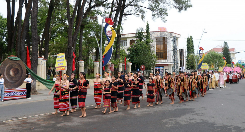 Diễu hành trong trang phục dân tộc với cồng chiêng, xoang tại Lễ hội. (Ảnh: Cao Nguyên/TTXVN)